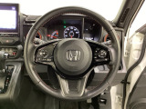 ハンドルにHondaセンシング系のクルーズコントロールやレーンキープアシストなどのスイッチと、オーディオの操作スイッチが装備されています。ハンドルから手を離さず安全に操作できます。
