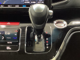 CVT車のセレクトレバーです。低速から高速まで、変速ショックのないスムーズな走りを実現するとともに、エンジン効率のよい領域を維持することで燃費にも貢献します。