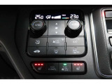オートエアコンは左右席で独立温度コントロールが可能です。運転席はキンキンに冷やして助手席はマイルドにと言った設定が可能です☆暑さ寒さでケンカすることもなくなりますね♪