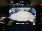 後方映像を11.6インチディスプレイに表示し、ステアリング連動ガイドラインが駐車をサポート。さらに後退時はリヤ4センサーが障害物を検知し、必要に応じてブレーキが作動します。