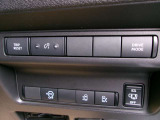 運転席からオートスライドドアの操作ができます。