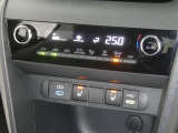 【オートエアコン】車内温度を感知して自動で温度調整をしてくれるのでいつでも快適な車内空間を創り上げます!どの席に座っても快適なドライブが楽しめます♪