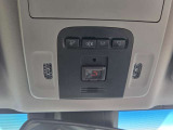 ヘルプネットスイッチパネル。交通事故発生時や急病などの緊急事態発生時に、車内からの通報を補助するシステムです。