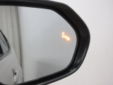 隣車線を走る車両をレーダーで検知し、ドアミラーでは確認しにくい後側方エリアに存在する車両に加え、急接近してくる車両も検知します。車両を検知するとドアミラーに搭載されたLEDインジケーターが点灯します。