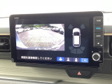 バックギアに入れますとご覧のような画像に自動的に切り替わります。車庫入れ時に役立ちます。