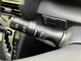 雨の日でもクリアな視界を確保するワイパーレバーです。運転状況に合わせて、最適なワイピングを実現します。