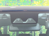 【スマートアシスト】走行中に前方の車両等を認識し、衝突しそうな時は警報とブレーキで衝突回避と被害軽減をアシスト。より安全にドライブをお楽しみいただけます。