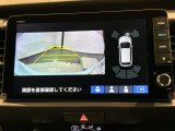 リバースギアに入れるだけで後方の表示へ切り替わります。夜間や雨の日の駐車も楽になりますよ。