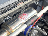 【STIタワーバー】お車の剛性を高めるタワーバーを装備。よりスムーズなコーナリング走行が可能となり、走りも楽しめます。