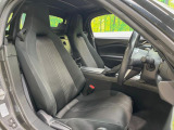 運転席まわりには十分なスペースがあり、大柄な方でもゆったり運転していただける環境です。