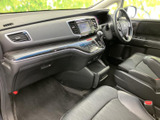 操作しやすい配置のスイッチ類は、運転に集中できる環境を提供。上質な素材使いが、高級感を演出します。快適なドライブをサポートします。