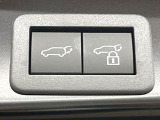 【パワーバックドア】スマートキーや運転席のボタンを押すだけでリアゲートが自動で開閉します!荷物を持っている時や、高い位置にあるバックドアを閉める際に便利な機能です♪