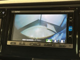 リバースギアに入れるだけで後方の表示へ切り替わります。夜間や雨の日の駐車も楽になりますよ。