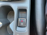 電動パーキングブレーキは、従来の足踏み式に比べ、しっかりと車をホールドしてくれるので安心です。女性の方には特に安心いただける装備です