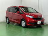 狭い駐車場でも、スライドドアならチャイルドシートへのお子さまの乗降や荷物の積載もスムーズ。とても便利な【両側電動スライドドア】ドアハンドを少し引くだけでリアドアが自動開閉します。