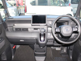 操作性に優れた運転席となります!小物入れや各ボタンの配置にこだわり、使いやすいです!座り心地もよく視認性も良好なのでロングドライブもお任せ下さい!
