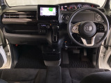 車内は光触媒抗菌消臭施工済です。スタイリッシュなデザインでスポーティなインパネ周りを演出します。グローブボックスやカップホルダーのほかにトレーなどたくさんの収納スペースが付いています。
