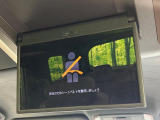 【13型有機ELフリップダウン】三列目からでも迫力のエンタメが観れる大画面フリップダウン。有機ELのモニターでは、一般的なフリップダウンよりも高コントラストでキレイな映像を楽しめます。