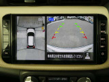 ギアを『R』に入れるとナビ画面に、まるで雲の上から覗いているような映像が映り、駐車をサポートしてくれます。