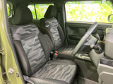 ゆったりと座れる運転席。シートのパターンが個性的で、ドライビングをより楽しくしてくれます。