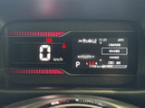 視認性の高いメーター類が、運転に必要な情報を的確に伝えます。シンプルでわかりやすいデザインで、運転に集中できる環境を提供します。