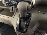 CVT車のセレクトレバーです。低速から高速まで、変速ショックのないスムーズな走りを実現するとともに、エンジン効率のよい領域を維持することで燃費にも貢献します。