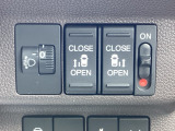 リアドアは乗り降りに便利な両側電動スライドドアです。また運転席に座っていながらスイッチ操作で自在にスライドドアを開け閉めできます。またHondaセンシング用のVSA解除スイッチも横に装備しています。