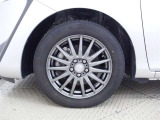 【アルミホイール】社外アルミなので車に似合うデザインになっていますね。スタッドレスタイヤもご相談下さい。
