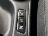 アドバンストパ-ク機能付き車両です。/ステアリング・アクセル・ブレーキ操作をアシストし、縦列駐車や並列駐車をスムーズに行えます。