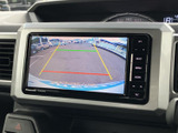 駐車時の不安を軽減。後方の状況を画面で確認できるので、狭い場所でも安心して駐車できます。安全運転をサポートする頼もしい装備です。