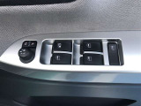 電動格納式ドアミラー付き。 狭い駐車場へ停めた時に、ボタン1つで左右のミラーをたたむ事ができます。