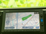 目的地設定はスムーズに行えます。高精細な地図表示で、ドライブをより快適にサポート。細部まで見やすい表示で、初めての道も安心です。