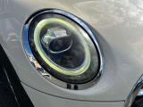 LEDヘッドライト&フロントフォグランプ。キセノンライトに比べて明るさと照射範囲が向上し、消費電力も低減のため省燃費にに貢献。周囲のリング部分はデイライトとして日中ヘッドライトOFF時も点灯します。