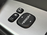 【電動格納ミラー】サイドミラーは電動格納式となっており、狭い駐車場でもキズがつくリスクを抑えられます。