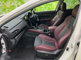 運転席からの視界は広く、運転操作もスムーズに行えます。機能的な配置で、快適な運転をサポートします。安全運転に集中できます。