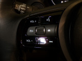 【ステアリングリモコン】ステアリングにオーディオ調節可能なスイッチが装備されていますので運転中でも視線をそらさずにオーディオの調節が可能です!