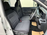 運転席まわりです。実際に座ってみて、乗り心地を体験してみてください。