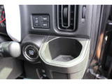 運転席側のドリンクホルダーです。エンジンはボタン一つで始動。