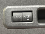 【パワーバックドア】スマートキーや運転席のボタンを押すだけでリアゲートが自動で開閉します!荷物を持っている時や、高い位置にあるバックドアを閉める際に便利な機能です♪