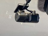 あおり運転対策や予期せぬトラブルへの備えとして心強いドライブレコーダー。走行中の映像をしっかりと記録し、ドライバーと同乗者の安全を見守ります。購入後すぐに安心してドライブを楽しめる人気の装備です。
