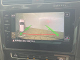 ギアをリバースに入れると車両後方の映像を映し出します。画面にはガイドラインが表示され、車庫入れや縦列駐車などの際に安全確認をサポートします。