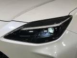 【LEDヘッドライト】悪天候や夜間走行時も良好な視界を確保し安心して運転できる高輝度LEDヘッドライトを装備!点灯速度が早く、消費電力も抑えられています。