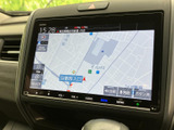 目的地への道案内は、もちろんのこと、周辺施設の情報も手軽に確認できます。初めての場所でも安心して運転できますね。