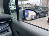 BSW(後側方車両検知警報)ブザーとともに、ブレーキを制御することで車両をもとの車線内に戻すような力を短時間発生させ、車両との接触を回避するようドライバーのステアリング操作をアシストします。