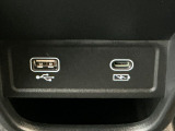 【USBポート】USBポートも装備されています、スマートフォンの充電やオーディオに連携も可能です、今や欠かせない装備の一つです!