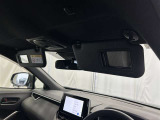 バイザーに鏡を付いているのは当たり前の時代ですが、写真の通りミラーを開くとライトが点灯する「バニティーミラー」を装備。女性には嬉しい機能ですね♪
