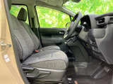 運転席からの視界は良好で、運転操作もスムーズに行えます。座り心地の良いシートで、長距離運転も快適に過ごせます。広々とした空間です。