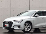 ●Audiが最初に採用したLEDポジショニングランプ。シャープなラインで昼間でも点けていたいと思うほど上品でオシャレです。夜間走行時はさらに目立ちます!