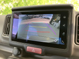 後方確認がしやすい大型モニターが搭載されています。駐車時の安全性向上に貢献。ガイドライン表示で、よりスムーズな駐車操作をサポートします。