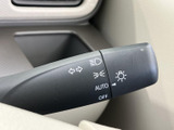 操作しやすい位置に配置されたレバーで、安全運転をサポートします。直感的な操作感で、スムーズな車線変更や右左折を可能にします。運転に集中できます。
